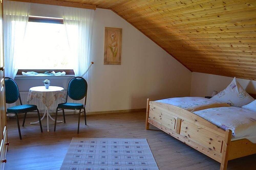 Ganze Wohnung, Ferienwohnung Weber - 4-Bett-Ferienwohnung mit Balkon in Kalt, Osteifel