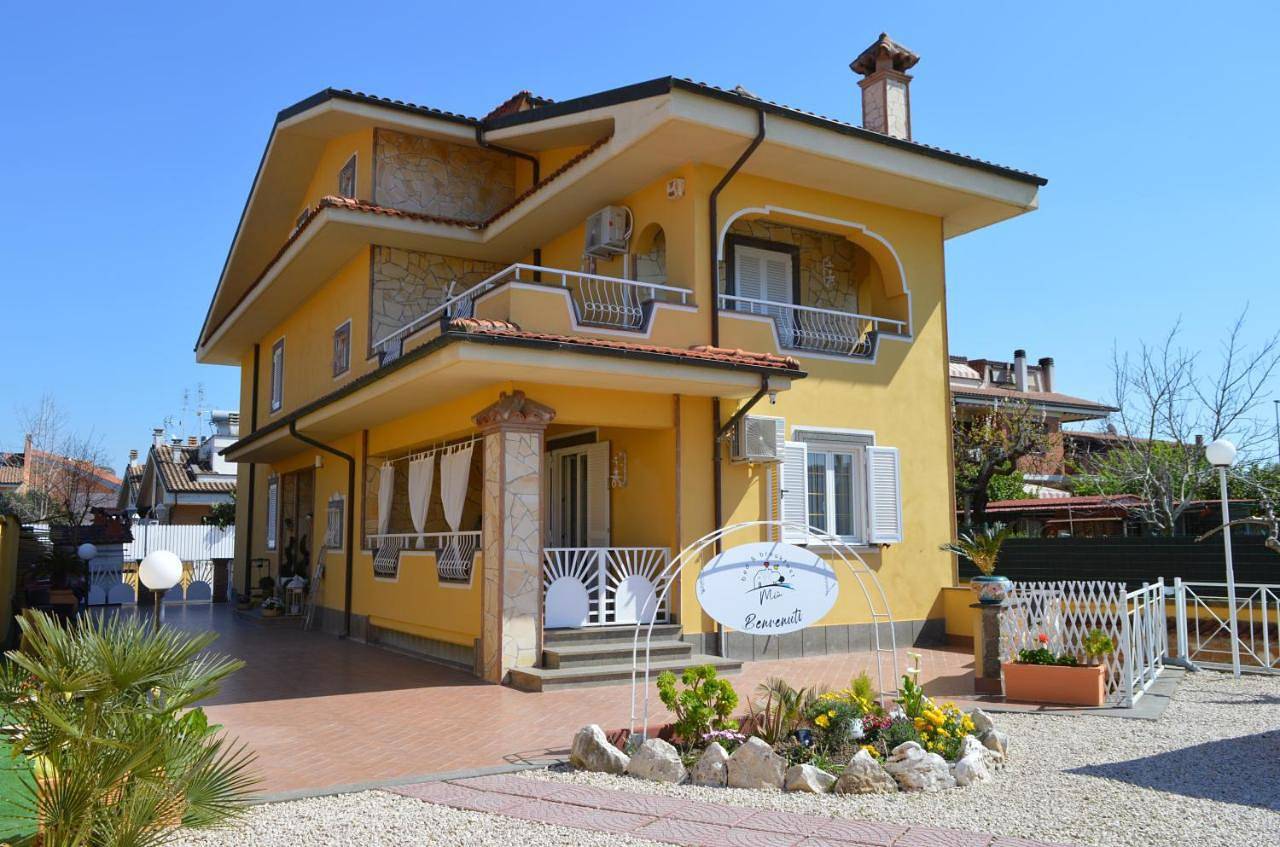 Camera Matrimoniale con Bagno Privato e balcone in Ciampino, Castelli Romani