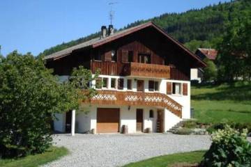 Gîte pour 4 personnes, avec balcon et jardin à Habère-Poche
