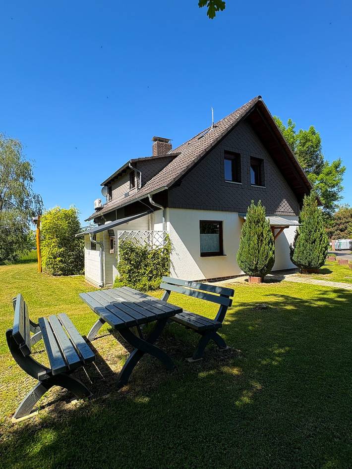 Ferienhaus 'Landhaus Holly' mit privater Terrasse, Veranda, Wlan und Klimaanlage in Silbersee, Frielendorf