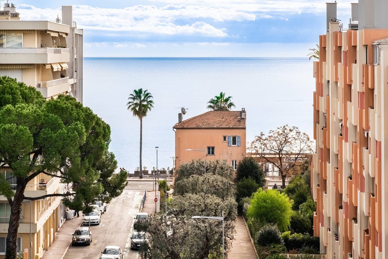 Appartement entier, 'Couronne Cros' Proche plages, bel appartement traversant avec vue mer, climatisation et parking in Cagnes-sur-Mer, Région de Cannes