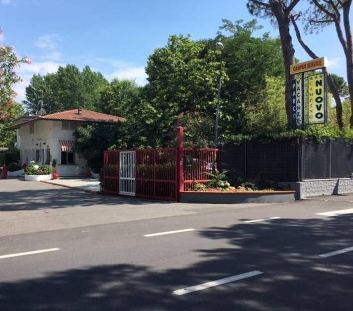 Camping per 4 persone, con Terrazza a Massa