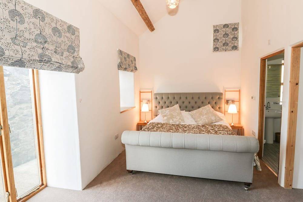 Wern Olau Cottage, family friendly, with hot tub in Groeslon in Snowdonia