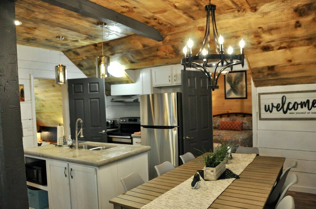 Relax Refresh & Reconnect Lakefront on Autumn Lake, 3min to Salmon River in Ontariosee