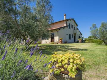 Ferienwohnung für 6 Personen, mit Kinderpool und Balkon sowie Garten in Cecina