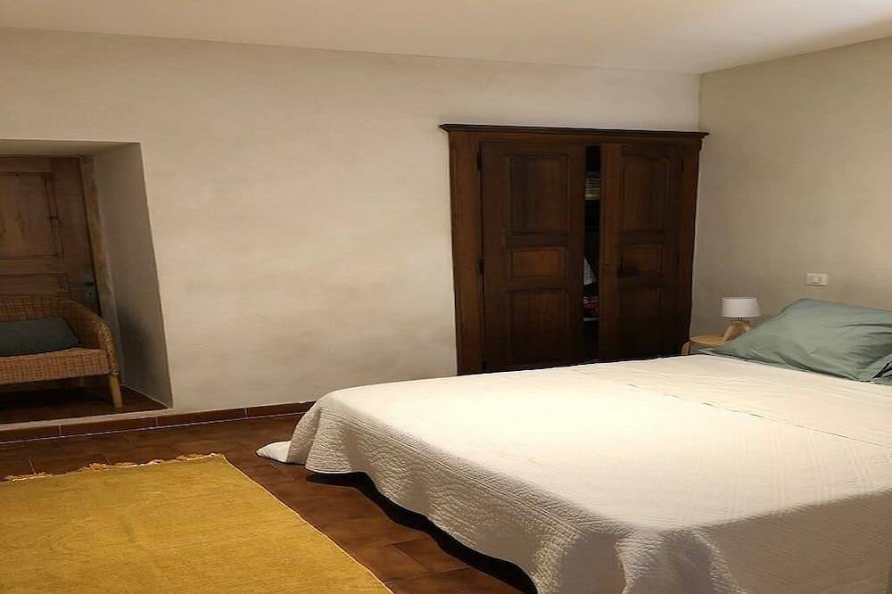Ganze Wohnung, Charming little garden apartment in village center in Cap Corse