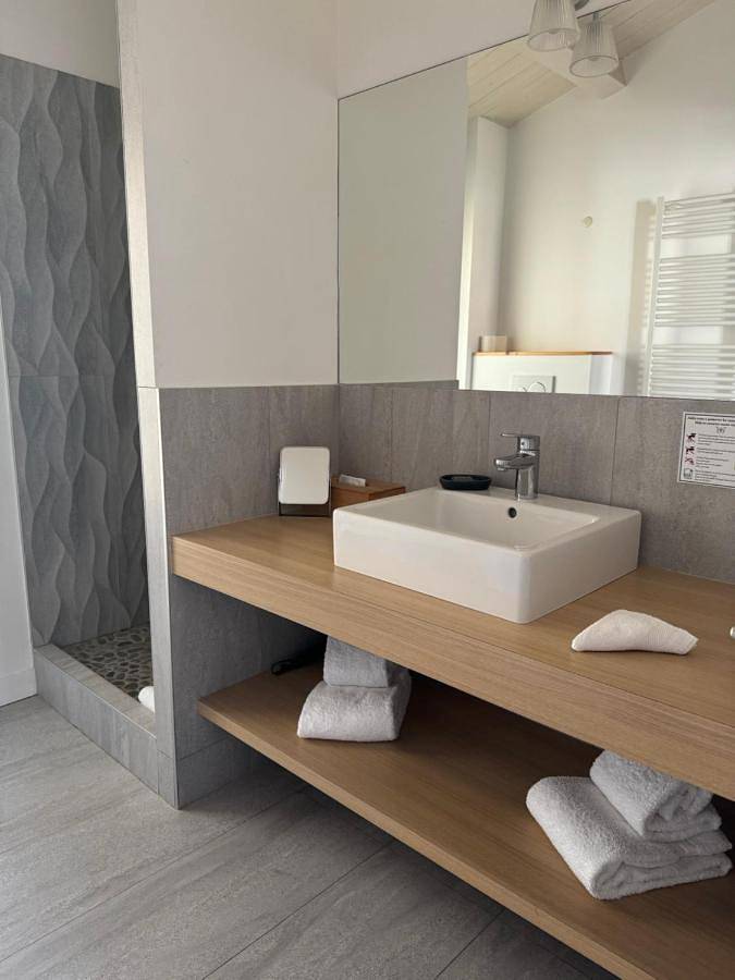 Hôtel pour 2 personnes, avec jardin ainsi que vue et piscine, animaux acceptés dans Office De Tourisme De Saint Martin En Re - 2