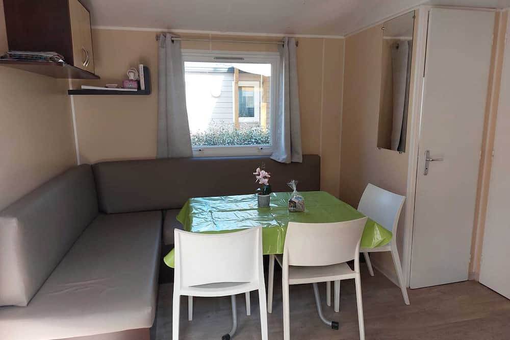 6-person air-conditioned mobile home, at the foot of the Lubéron, 4* domaine des Iscles campsite  in La Roque-d'Anthéron, Region de Aix-en-Provence