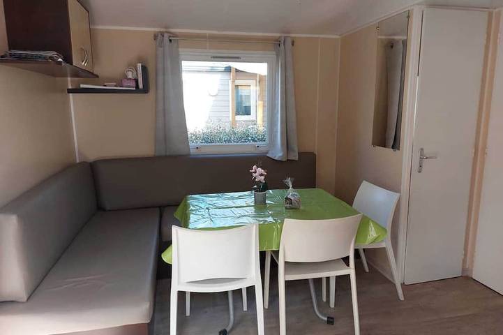 6-person air-conditioned mobile home, at the foot of the Lubéron, 4* domaine des Iscles campsite in La Roque-d'Anthéron, Aix-en-Provence region