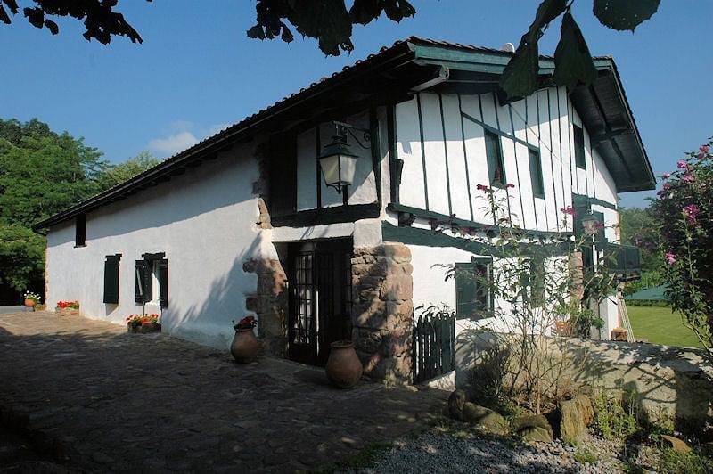 Chambres d'hôtes de charme Ttakoinenborda - Chambre Loreak in Sare, Région de Bayonne