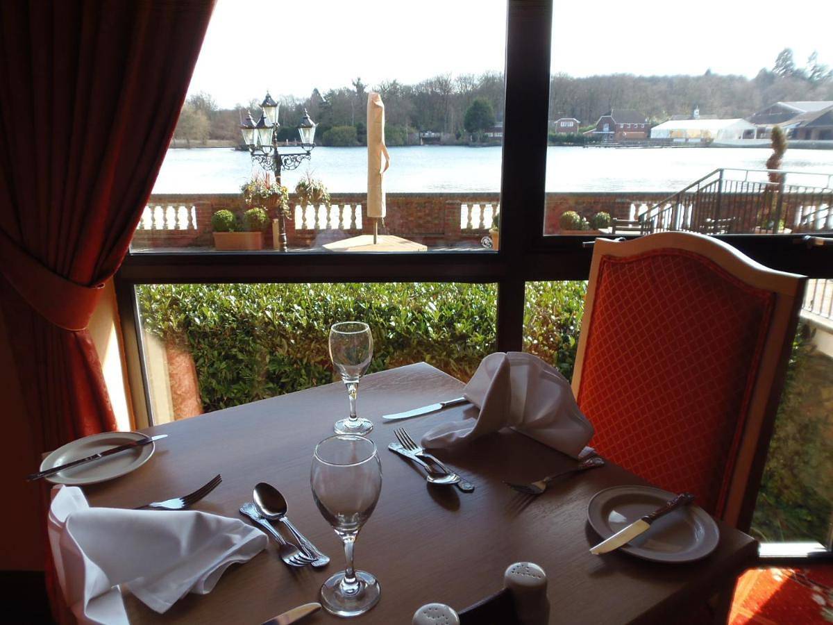 Lakeside International Hotel in Surrey