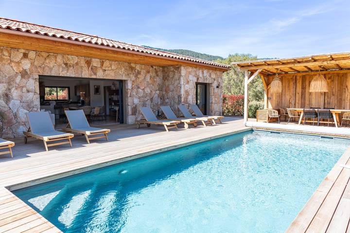 Villa pour 8 personnes, avec terrasse ainsi que piscine et jardin