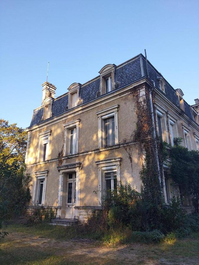 Manoir, vaste parc arboré in Montbron, Charente