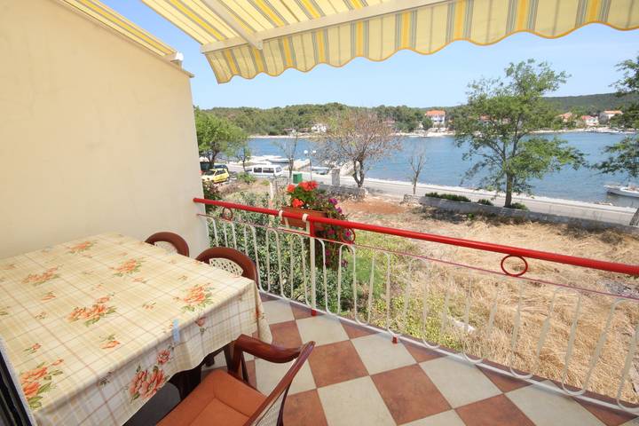 Ganze Wohnung, 2-Zimmer-Ferienwohnung am Strand Veli Rat, Dugi otok -b in Sali, Dugi Otok