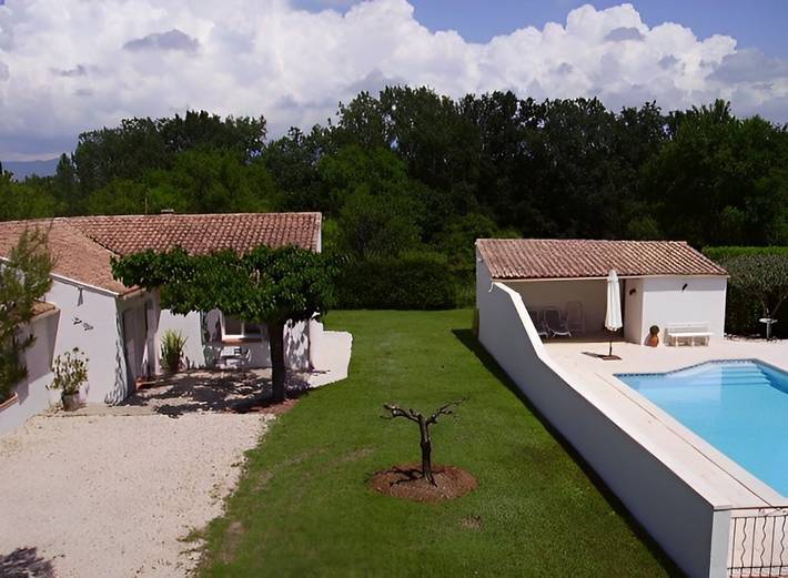 Gîte pour 4 personnes, avec terrasse ainsi que piscine et jardin