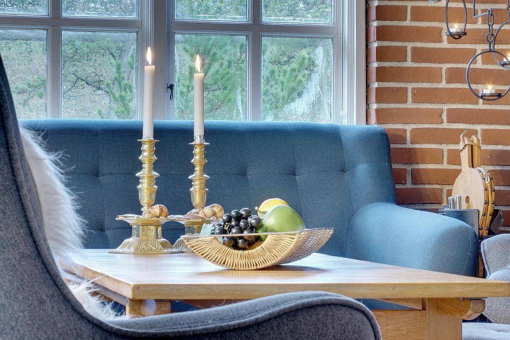 Dejligt feriehus beliggende på stor grund som er omkranset af nåletræer. in Henne, Filsø See