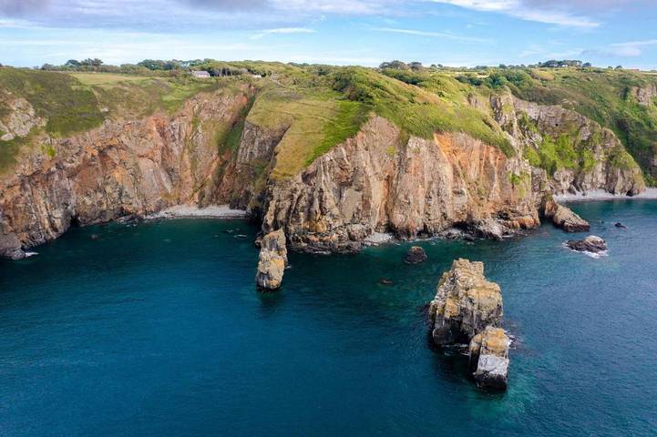 Holiday letting for 2 people, with Terrace and Garden as well as View in Guernsey