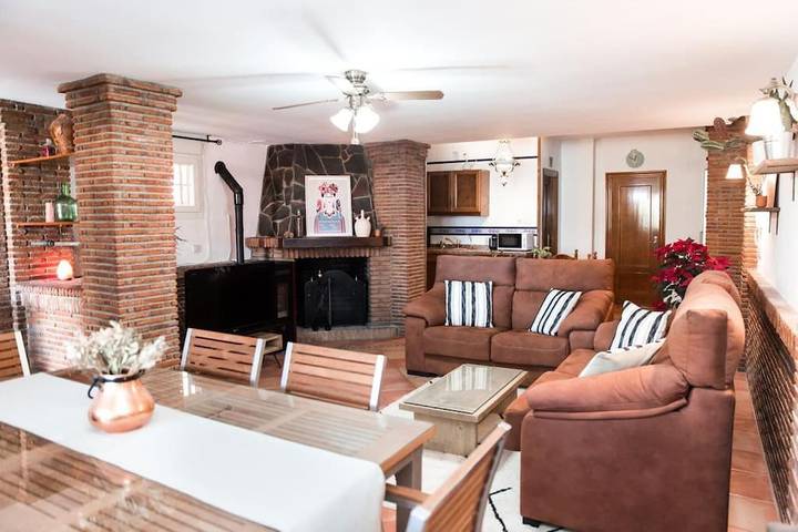 Location de vacances pour 4 personnes, avec piscine ainsi que vue et jardin, animaux acceptés à La Zubia - 2