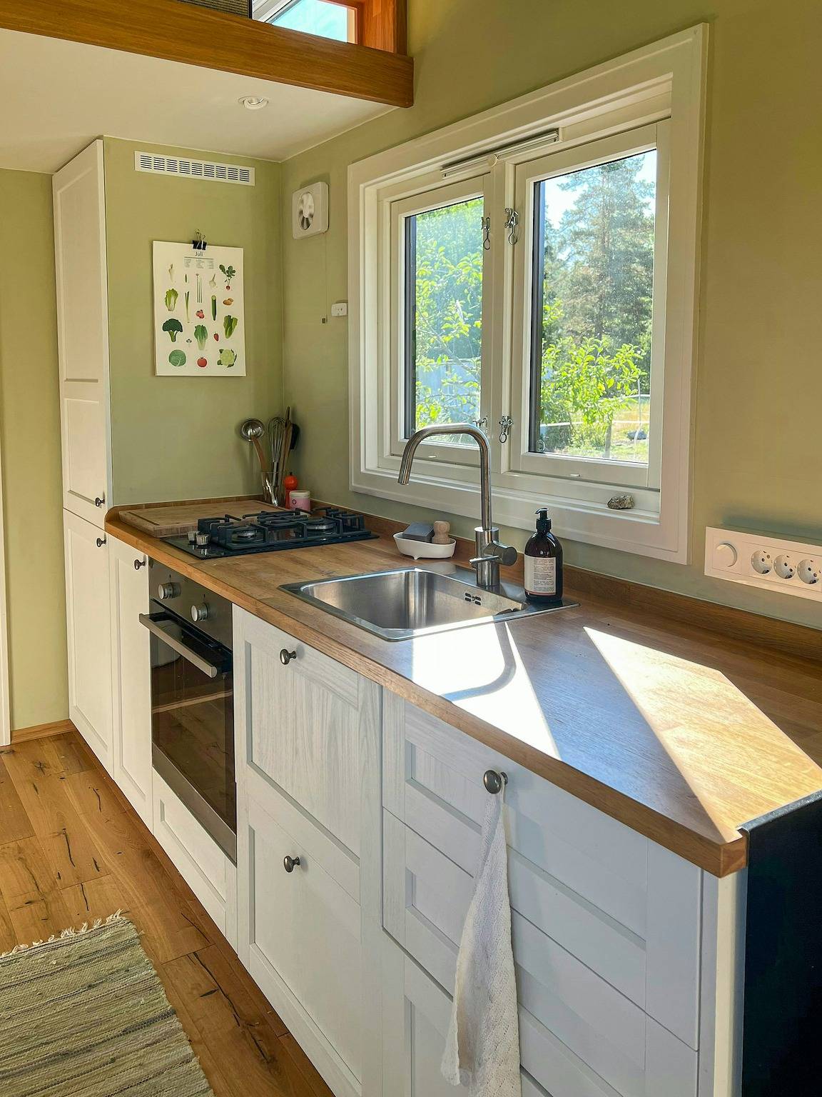 Mikrohaus in einem Rosengarten auf einem Kleinbauernhof in Frogn