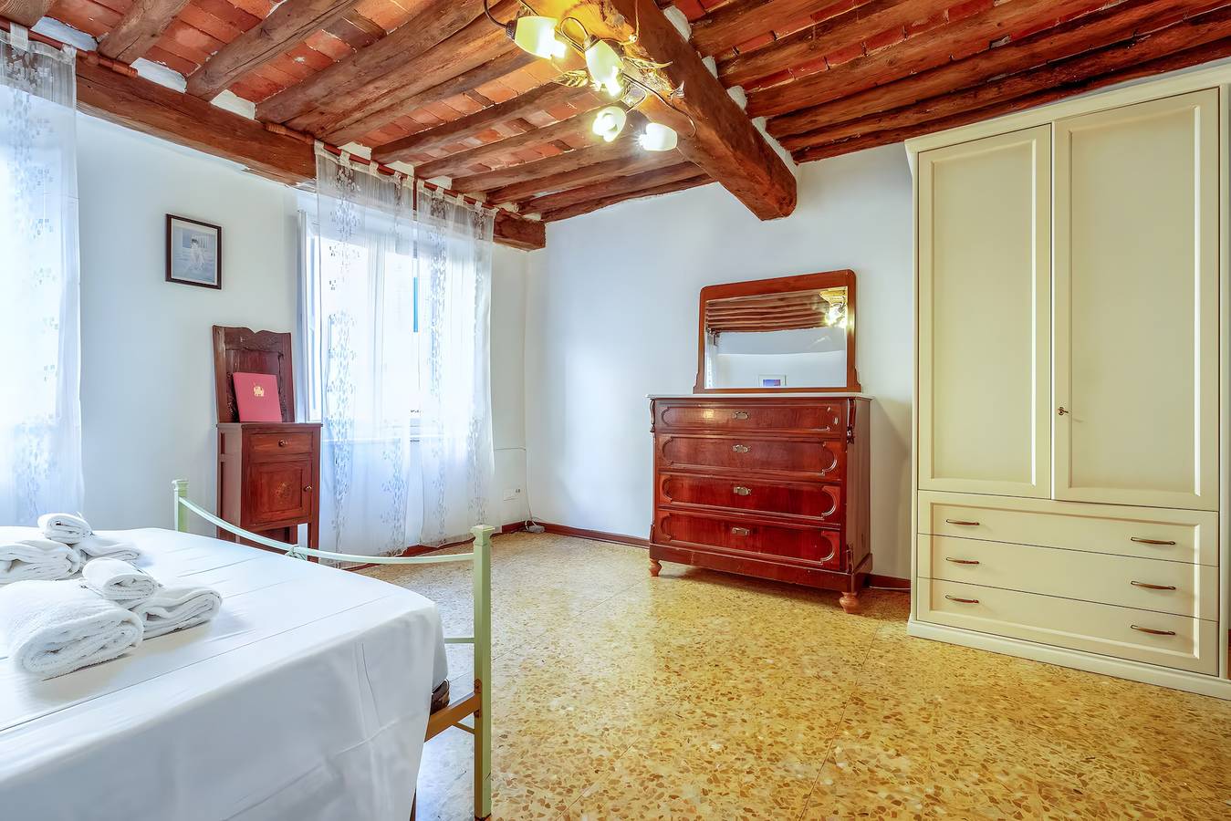 Entire apartment, Apartment 'La Finestra Sull'anfiteatro' with Air Conditioning in Lucca, Lucca Province