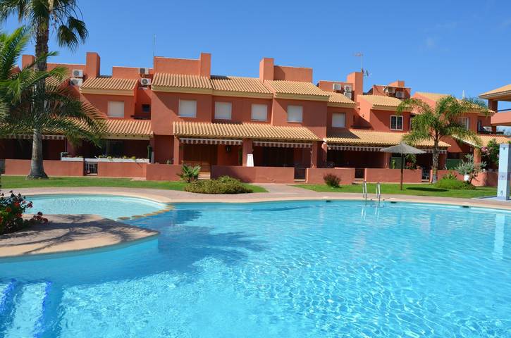 Apartamento para 6 personas, con terraza además de piscina para niños y jardín en Mar de Cristal
