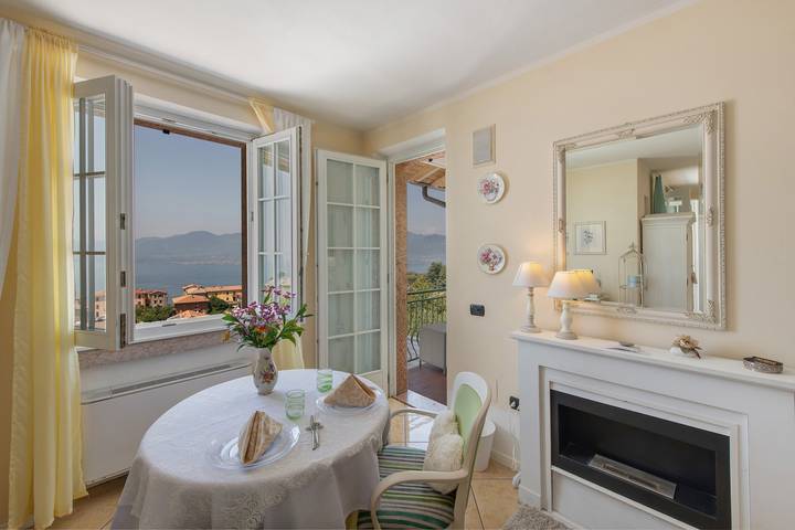 Quarto 'Gemme Suite Bb' com vista para o lago, varanda e Wi-Fi in Torri del Benaco, Pré-Alpes de Garda