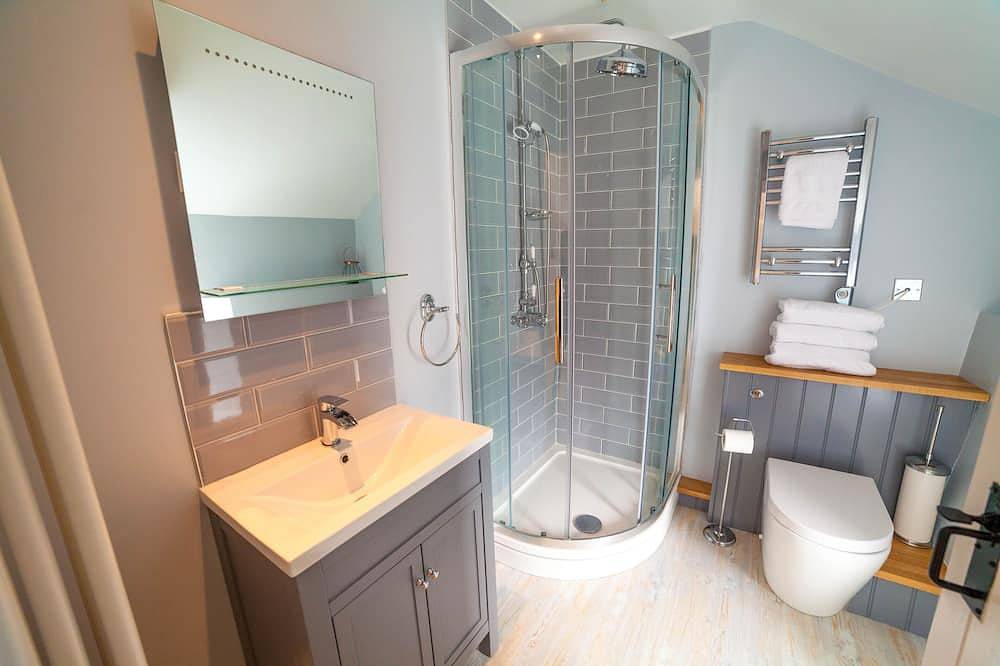 Preseli Cottage, Wynd Hill Hideaway - walk to coast path, beach and pub! in Manorbier, Pembrokeshire