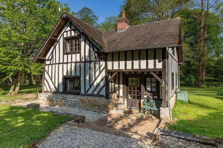 Gîte pour 5 personnes, avec jacuzzi et terrasse ainsi que jardin et piscine, animaux acceptés à Guerquesalles