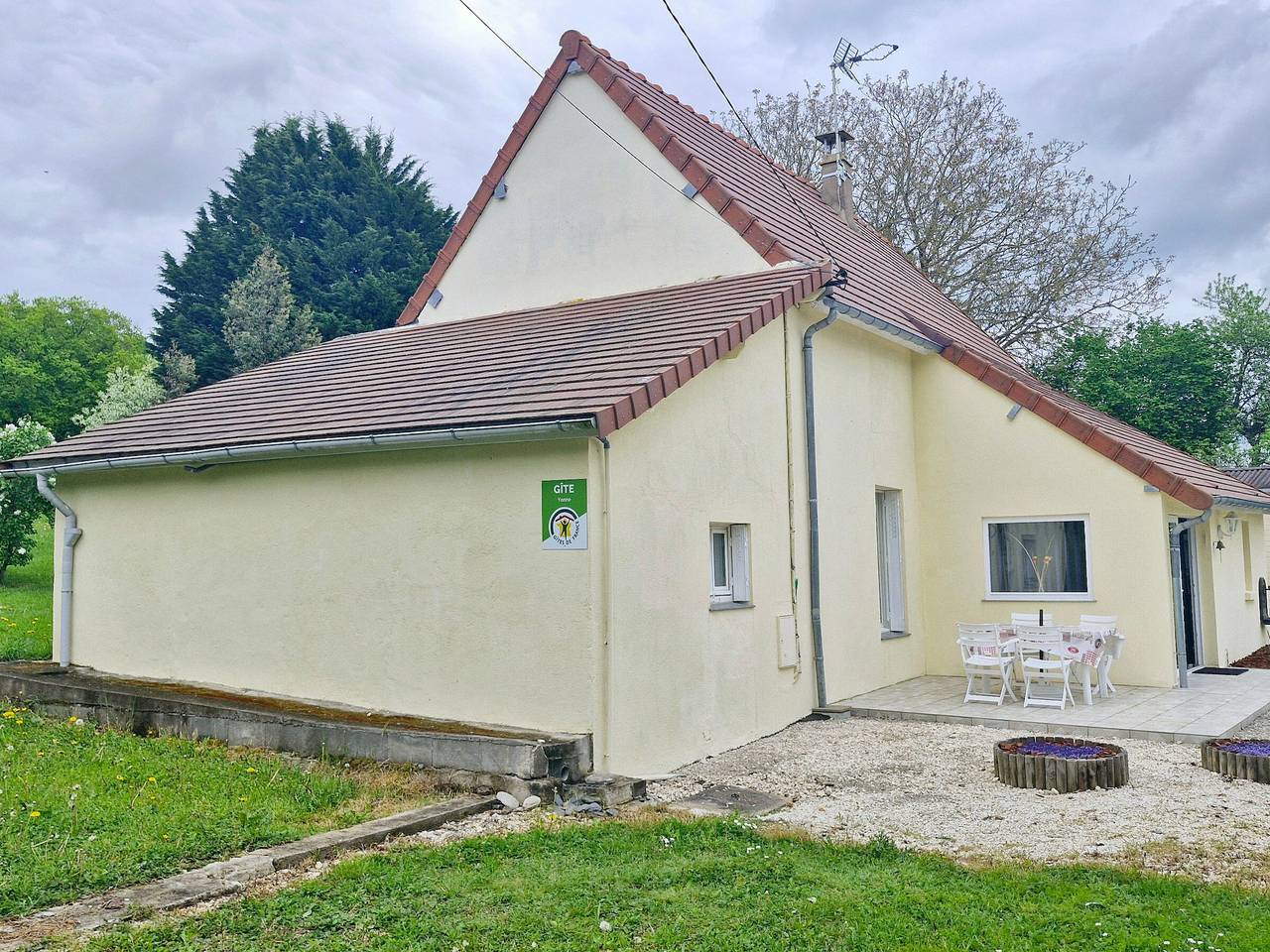 Landhaus mit Terrasse und Parkplatz, in der Nähe von Aktivitäten in Bléneau, Auxerre und Umgebung