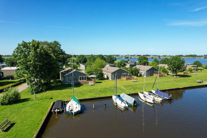 Chalet für 6 Personen, mit Terrasse und Seeblick sowie Balkon/Terrasse in Friesland - 2