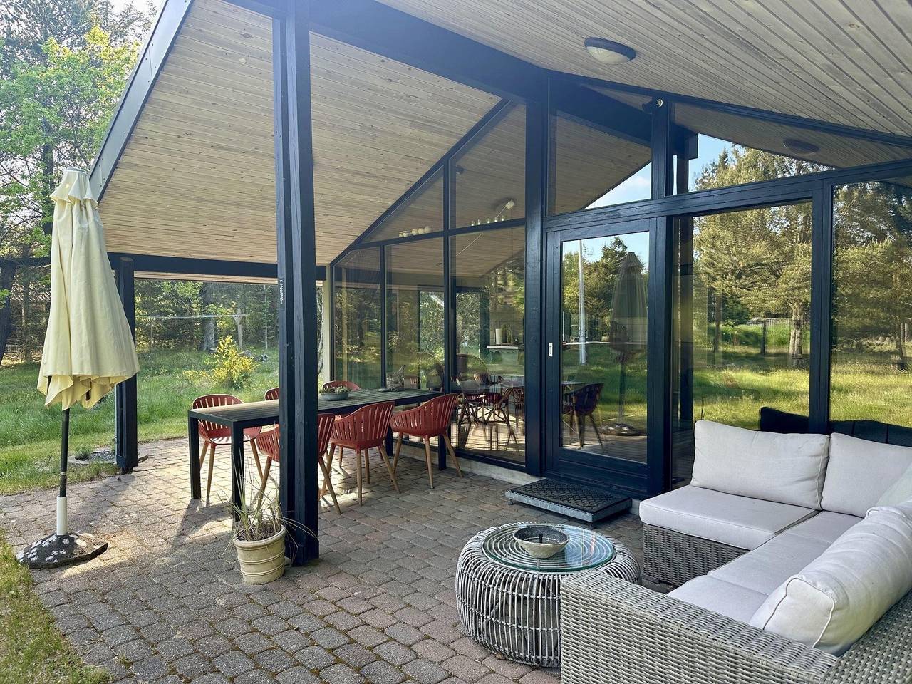 Ferienhaus mit drei Terrassen, großer Fensterfront und Strandnähe in Kaarst, Rhein-Kreis Neuss