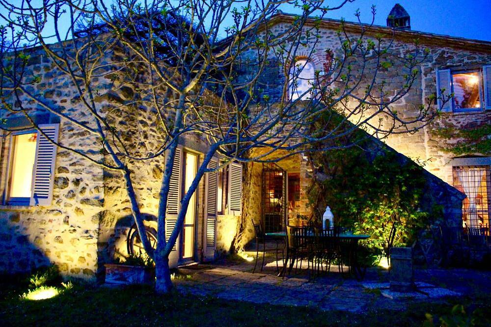 Exclusive hideaway with pool in the peaceful woods above Lake Umbria Tuscany in Passignano sul Trasimeno, Lago Trasimeno