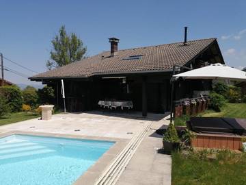 Gîte pour 7 personnes, avec vue et piscine ainsi que jardin et vue sur le lac, animaux acceptés à La Roche-sur-Foron