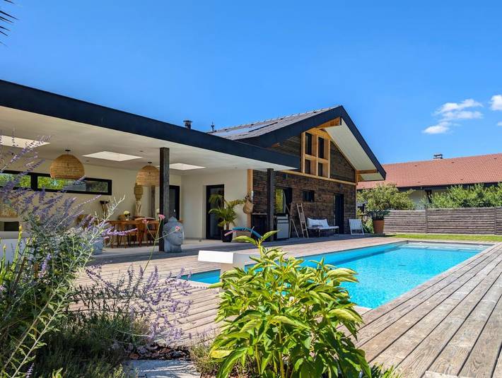 Villa pour 9 personnes, avec balcon et vue sur le lac ainsi que piscine et vue
