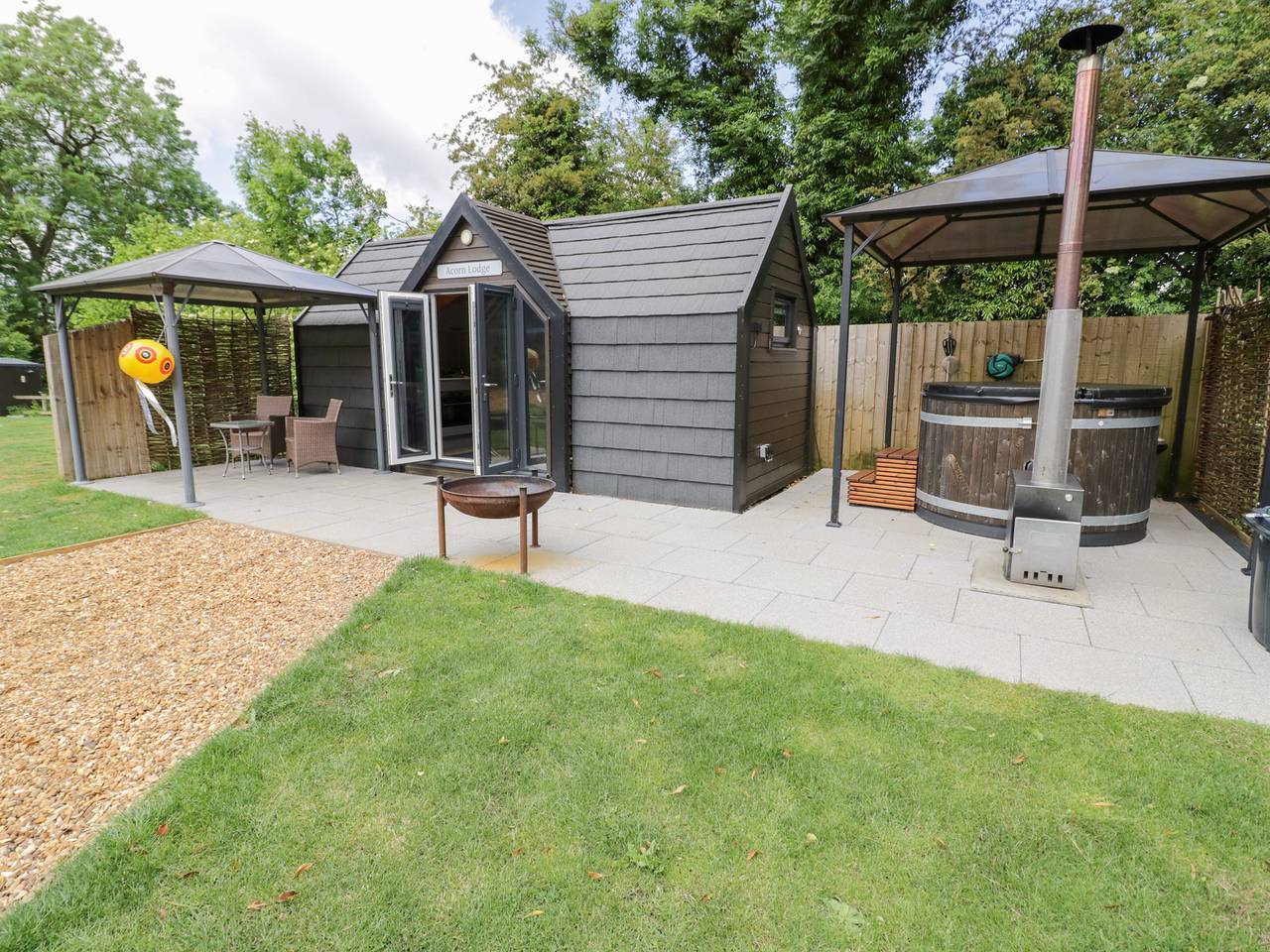Acorn Lodge At Bridge Lake Farm &amp; Fishery in Oxfordshire
