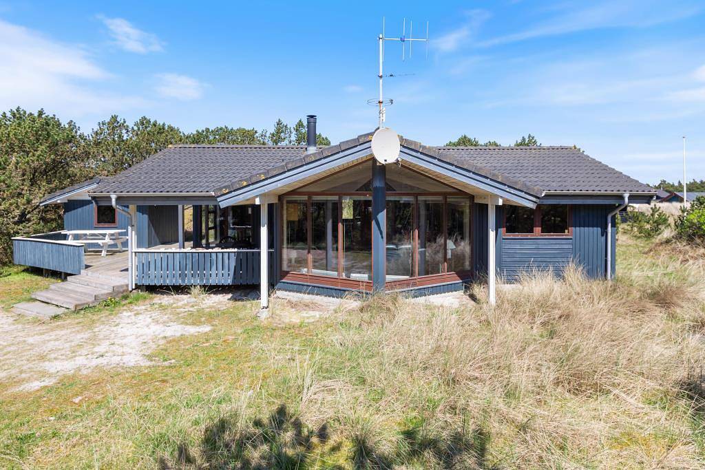 Ferienhaus in Bjerregård mit überdachter Terrasse in Bjerregård, Holmsland Klit