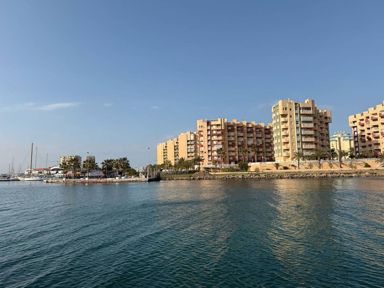 Ganze Wohnung, Apartment „La Manga Sunrise“ mit Gemeinschaftspool, Wlan und Klimaanlage in Los Miradores del Puerto, San Javier