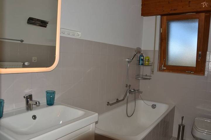 Ganze Wohnung, Außenbereich: Wohnung für 8 Personen im 2. Stock, Balkon. -Innenbereich: 115 m2, Eingangshalle, Wohn in Saint Luc, Anniviers