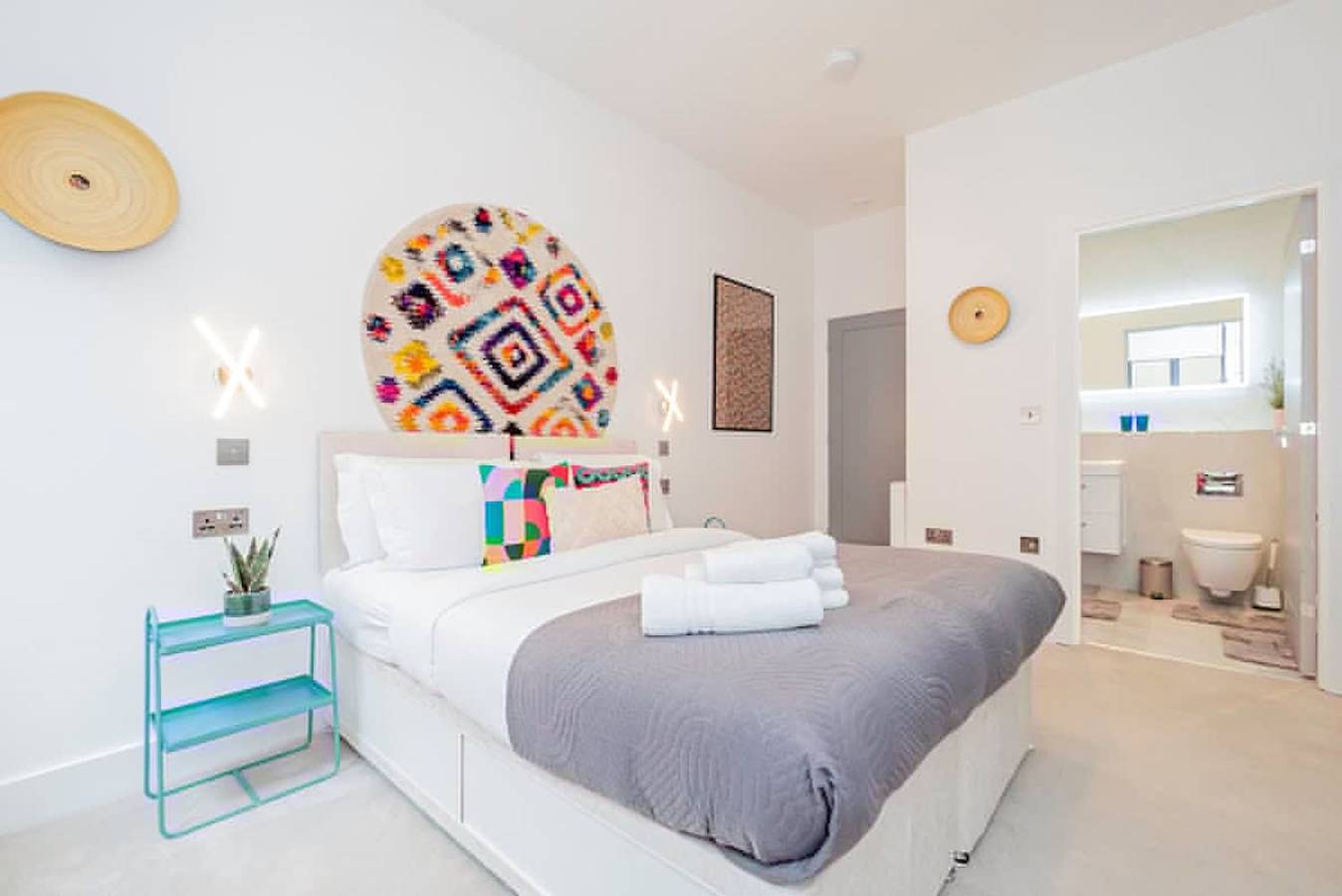 Entire apartment, Modern   Luxurious Retreat in Acton w  Great Links in Ealing, London