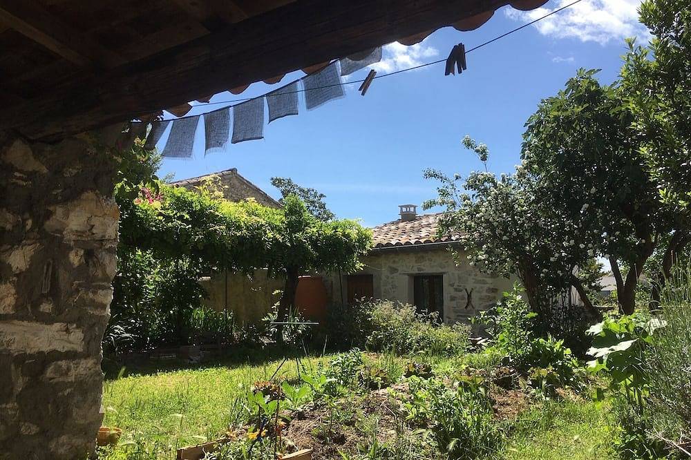 Un Mazet en famille dans le jardin in Saint-Hippolyte-du-Fort, Parc national des Cévennes