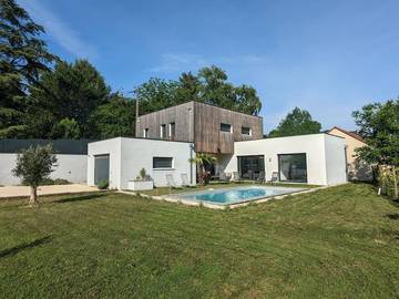 Gîte pour 6 personnes, avec piscine ainsi que jardin et terrasse, animaux acceptés à Meyssac