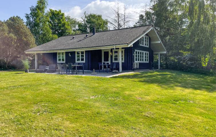 Ferieudlejning for 10 personer, med Terrasse og Jacuzzi såvel som Have og Sauna i Kalundborg