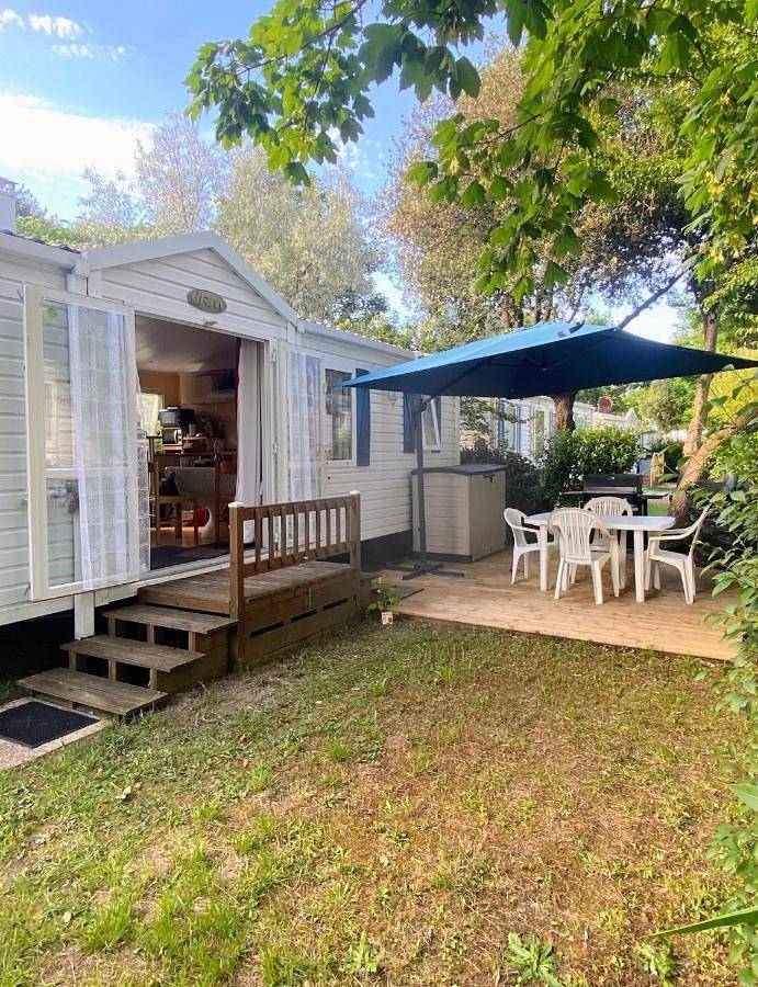 Camping pour 4 personnes, avec Terrasse ainsi que Jardin et Piscine