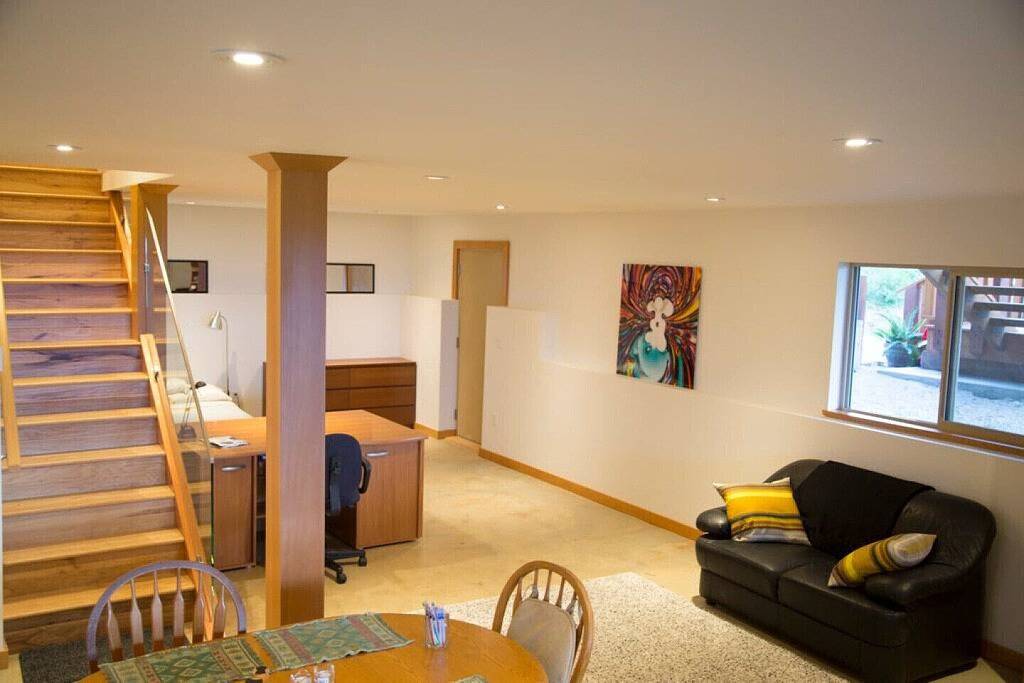 Ozeanansicht, offener Plan mit herausgestelltem Grundgestein in Sunshine Coast Regional District