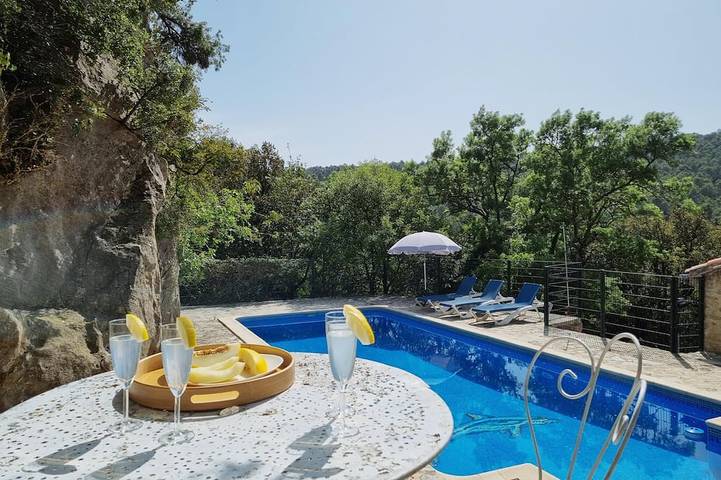 Location de vacances pour 8 personnes, avec terrasse, animaux acceptés à Aigues-Vives (Hérault)