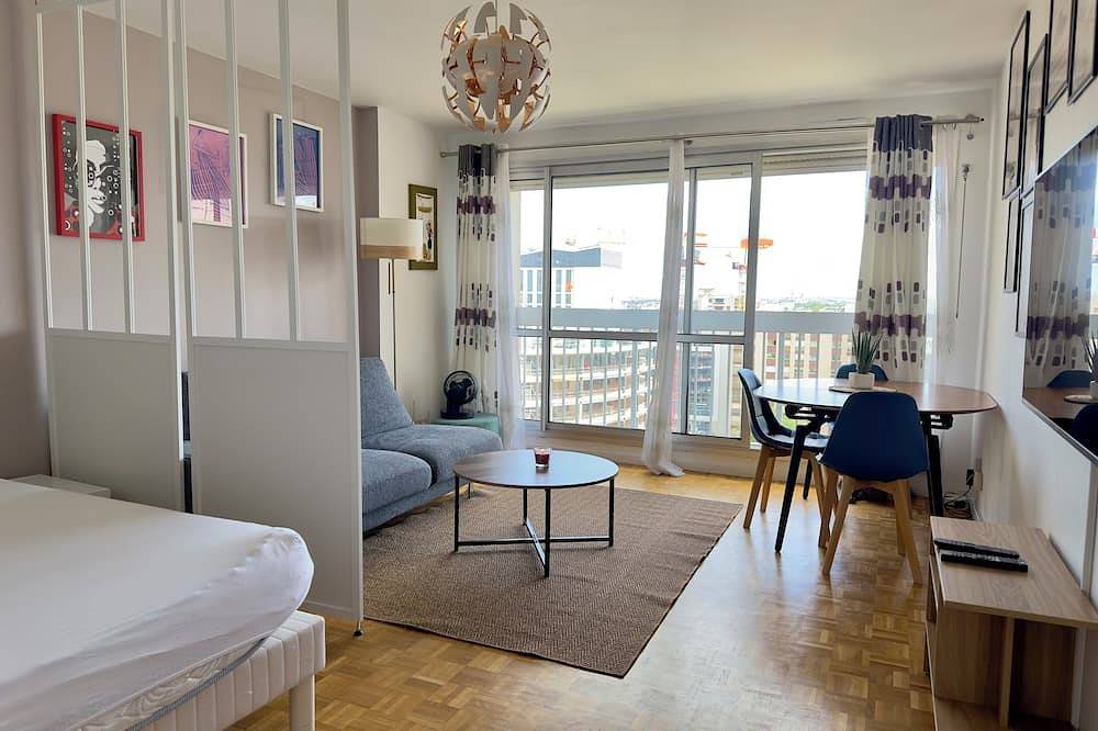 Entire apartment, Spacious 2-room apartment with parking in Paris La Défense overlooking the Eiffel Tower in Puteaux, Hauts-de-Seine