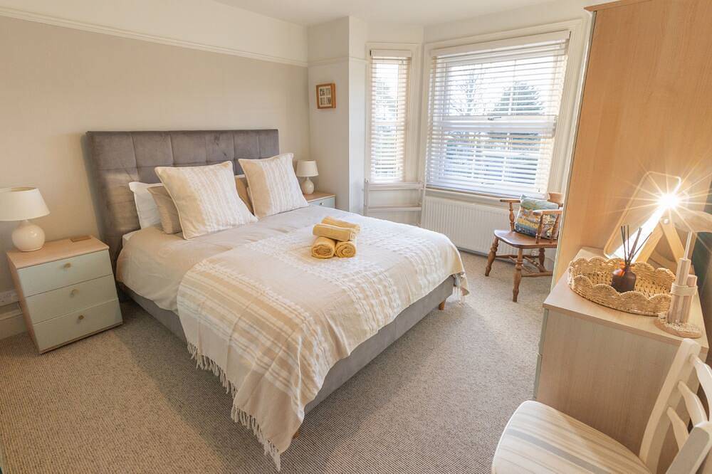 Anchor Point - a two bedroom, two bathroom cottage close to Fisherman's Bank, Mudeford in Mudeford, Christchurch