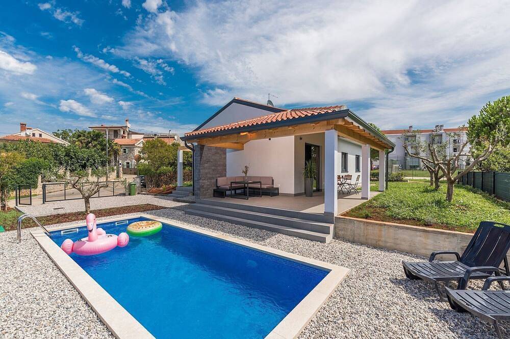 Villa in Novigrad with Private Pool and Beach in Novigrad, Umag Region