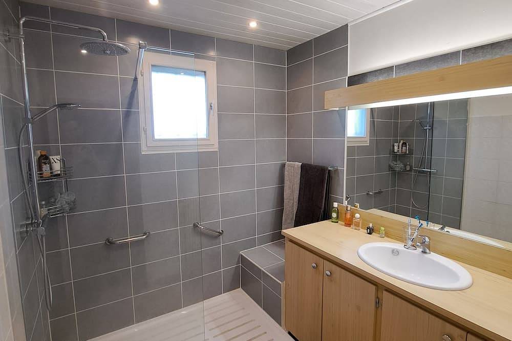 Villa in Provence Verte with swimming pool surrounded by olive trees. in Barjols, Región Brignoles