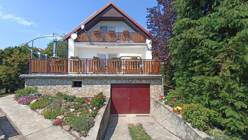 Ferienhaus für 6 Personen, mit Balkon und Terrasse sowie Garten und Seeblick in Revfülöp
